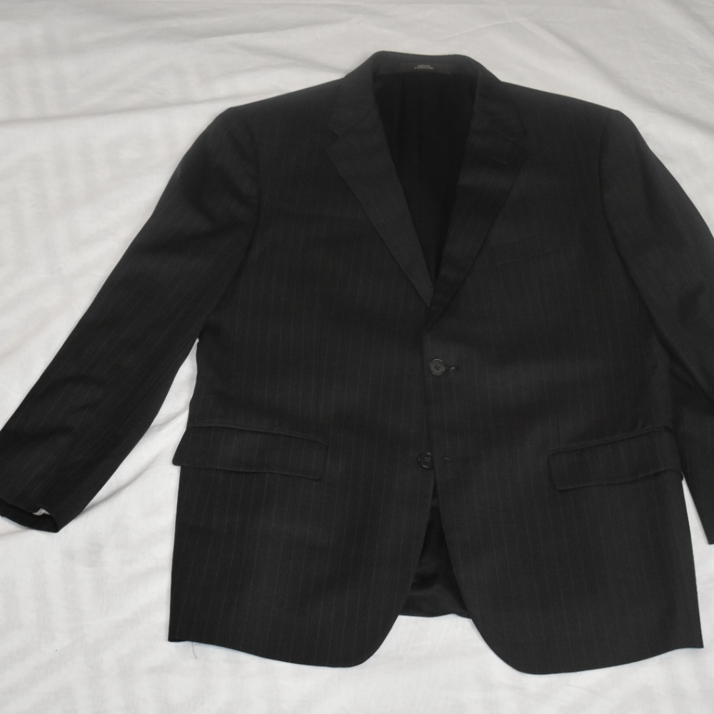Classic Style Men's 2 Button Joseph Abboud Suit
